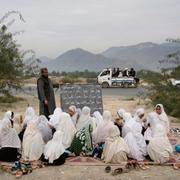 Afghanska flyktingar får undervisning utomhus i Torkham, Afghanistan. 