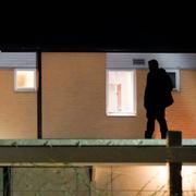 Polisens bombtekniker undersöker natten till onsdagen skadorna efter en explosion i området Dalhem i Helsingborg.