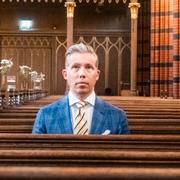 Samhällsdebattören Henrik Jönsson besöker S:t Johannes kyrka i Stockholm, våren 2024. 