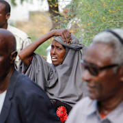 Anhöriga utanför ett sjukhus i Mogadishu.