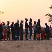 Zimbabweaner köar för att lägga sin i en röstningslokal i Kwekwe, Zimbabwe. 