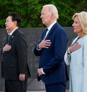 Joe och Jill Biden ihop med Yoon Suk Yeol  vid en minnesplats för veteraner från Koreakriget. Susan Walsh / AP