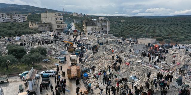 En förstörd väg slingrar sig genom Harem i Idlib-provinsen nära den turkiska gränsen. Ghaith Alsayed / AP