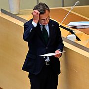 Moderaternas partiledare Ulf Kristersson (M) under partiledardebatten i Riksdagen.I förgrunden Socialdemokraternas partiledare Magdalena Andersson (S).
