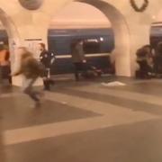 En man springer förbi offer på tunnelbanestationen Tekhnologicheskiy institut i S:t Petersburg. 