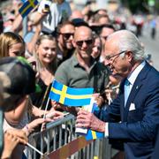 Kung Carl Gustaf och drottning Silvia promenerar från Källparken till Västerviken under nationaldagsfirande i Strängnäs på nationaldagen. Pontus Lundahl/TT