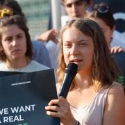 Greta Thunberg utanför EU-parlamentet i Strasbourg.