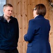 Joakim Medin möter Maria Malmer Stenergard på Arlanda.