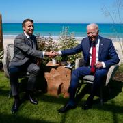 Emmanuel Macron och Joe Biden skakar hand på G7-mötet i juni. Redan då var planerna långt gångna.