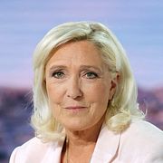 Till vänster: Europaparlamentets president Roberta Metsola, Estlands premiärminister Kristen Michal och Tysklands förbundskansler Friedrich Merz under dagens möte i Bryssel. Till höger: Marine Le Pen inför en tv-sändning i somras.