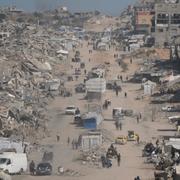 Palestinier flyr anfallen i norra Gaza.