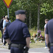 Minnesplats med blommor, dagen efter att den unga pojken blev påkörd.