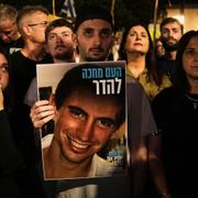En bild på Hadar Goldin hålls upp under en demonstration i Tel Aviv på lördagen.