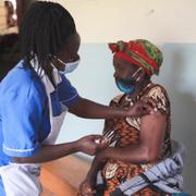 En kvinna får Astra Zenecas vaccin på en klinik i västra Uganda. 