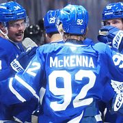 Gavin McKenna, som valdes först av alla i sommarens NHL-draft, firar Torontos segermål tillsammans med Auston Matthews.