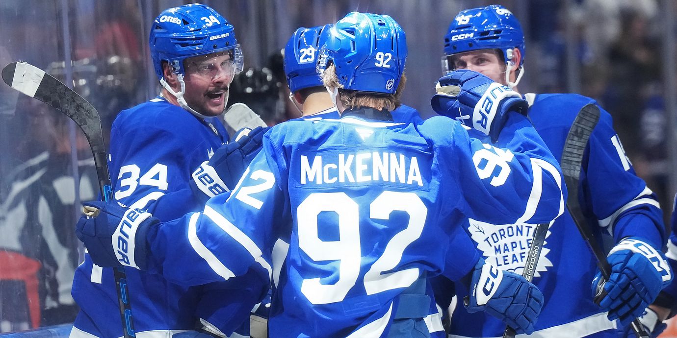 Gavin McKenna, som valdes först av alla i sommarens NHL-draft, firar Torontos segermål tillsammans med Auston Matthews.
