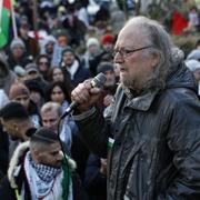 Dror Feiler talar under en demonstration arrangerad av Together for Palestine med krav om att utesluta Israel ur Eurovision i februari förra året. 