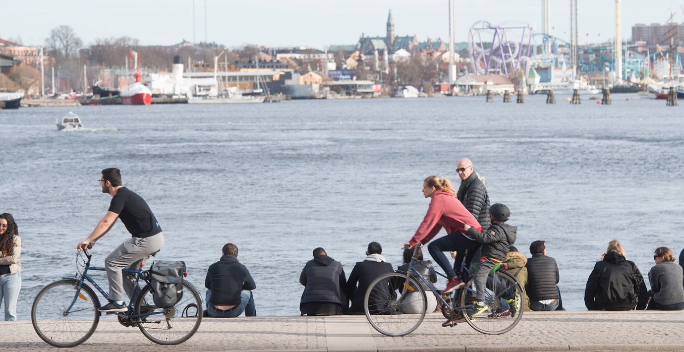 Stockholmare njuter av vårsolen en marsdag vid Nybrokajen. Arkivbild.
