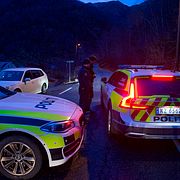 Polis vid platsen där mannen och kvinnan hittades.