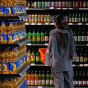 Kvinna handlar i Teheran, 28 september 2025. 