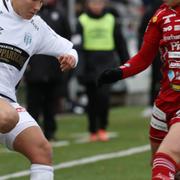 Göteborgs Rebecka Blomqvist och Piteås Fernanda Da Silva under dagens match.