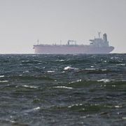 Fartyget ligger för ankare utanför Trelleborg