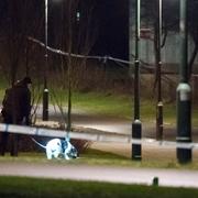 Polisen söker med hund utanför polisstationen. Ett föremål har exploderat på gården vid polisstationen i Rosengård i Malmö