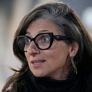 Francesca Albanese har under sin tid som specialrapportör blivit en av de mest polariserande personerna inom det internationella samfundet. Nu kräver Frankrikes utrikesminister att hon ska avgå.