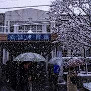 Väljare vid en vallokal i Tokyo.