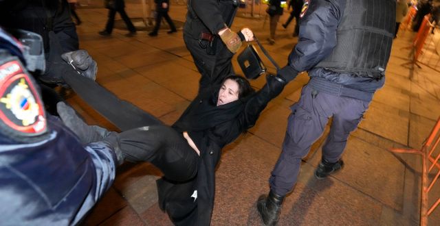 En kvinna grips i Moskva på onsdagen. Dmitri Lovetsky / AP