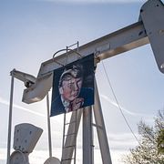 Oljearbetare firar Trumps valseger och stödet till industrin genom att sätta upp hans porträtt direkt på oljepumparna.