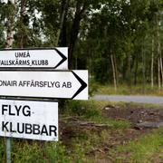 Umeå Fallskärmsklubb, på Umeå flygplats, dagen efter den flygolycka då nio personer omkom. 