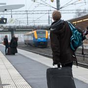 
 Tågpassagerare i väntan på tåg på Umeå station 2019. 