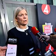 Socialdemokraternas partiledare Magdalena Andersson (S) anländer till TV4 för en statsministerduell, den sista debatten innan valet.