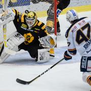 AIK:s Joni Ortio i mål mot Djurgårdens Linus Johansson under torsdagens ishockeymatch i SHL.