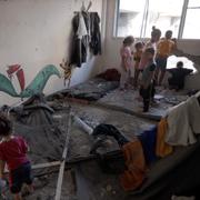 Palestinska barn i en Unrwa-skola som skadats i Israels bombningar i Gaza.