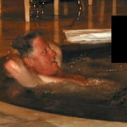 En bild på Bill Clinton i en bubbelpool finns med i Epsteindokumenten. Han är inte anklagad för att ha gjort något brottsligt inom ramen för Epsteinutredningen.