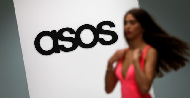 Illustrationsbild: Klädhandlaren Asos är ett av de brittiska bolag som vinstvarnat inför tredje kvartalets rapportsläpp.  Suzanne Plunkett / TT NYHETSBYRÅN