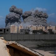 Rök stiger efter en bombning på Gazaremsan. 