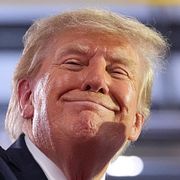 Donald Trump på scenen i Sioux City i Iowa i natt.