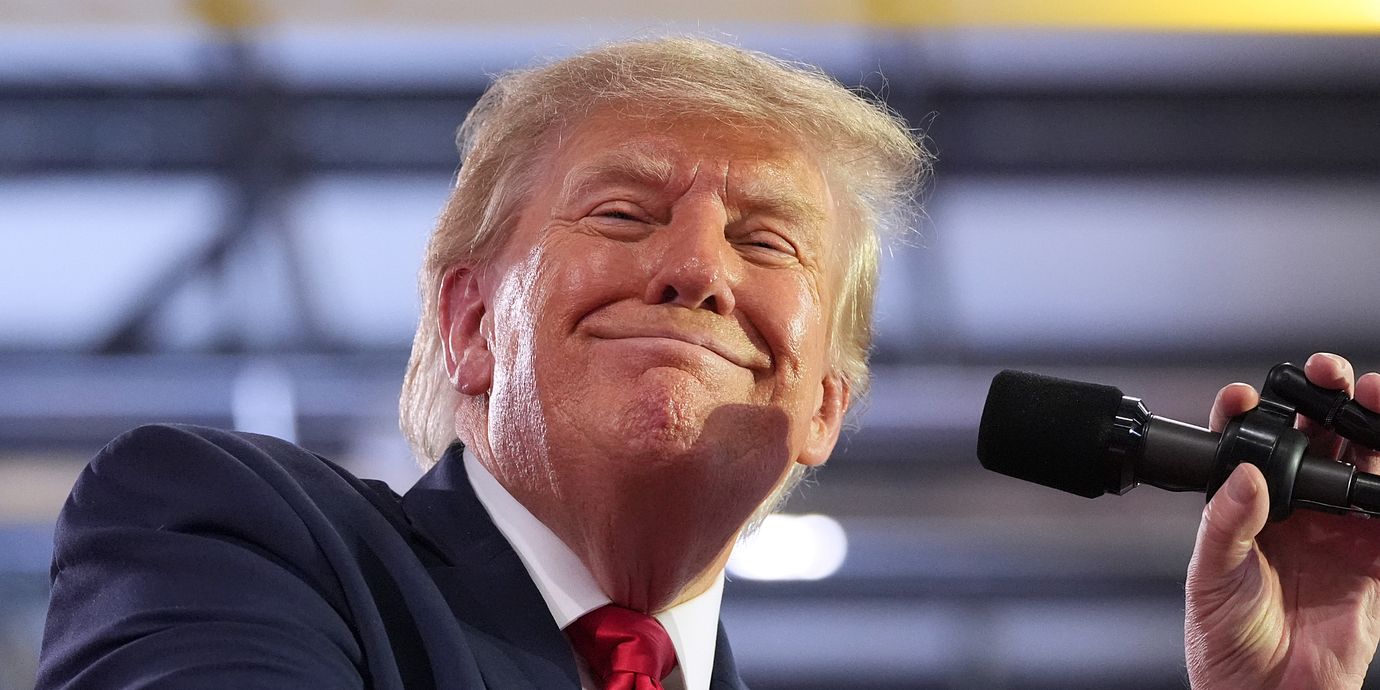 Donald Trump på scenen i Sioux City i Iowa i natt.