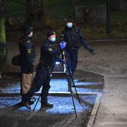 Polisen på plats efter skjutningen i Rågsved.