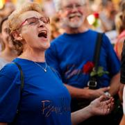 En kvinna skriker under en marsch mot terrorism på lördagen i Barcelona