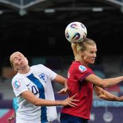 Norges Ada Hegerberg och Eveliina Summanen i nickduell. 