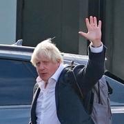 Boris Johnson när han anlände till London på lördagsmorgonen. 