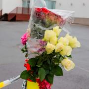 Blommor utanför den moské som Manshaus attackerade. 