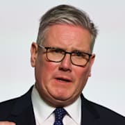 Starmer och en bild på en soldat på Grönland. 