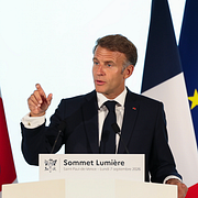 Emmanuel Macron på Lumieremötet i Frankrike i helgen. Till vänster en bild av Youtubes logga.