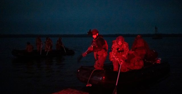 Members of a Ukrainian special forces unit called the Bratstvo battalion use oars to push their boats into the Dnieper River while on a night operation targeting Russian forces behind the front line in southern Ukraine on Nov. 5, 2022.  IVOR PROCKETT / NYT