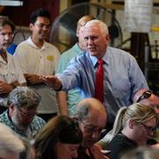 Mike Pence träffar väljare i Indianapolis den 2 augusti. 